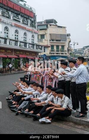 Hanoi, Vietnam - 15 2019 aprile: Evento scolastico di Hanoi in via Hang Bai. Abiti tradizionali, studenti vietnamiti. Foto Stock