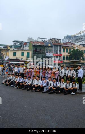 Hanoi, Vietnam - 15 2019 aprile: Evento scolastico di Hanoi in via Hang Bai. Abiti tradizionali, studenti vietnamiti. Foto Stock