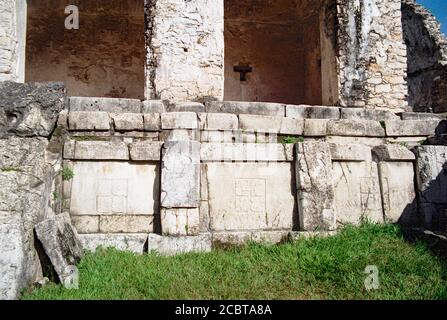 I glifi ancestrali decorano molte delle strutture del Palazzo di Corte. Rovine Maya Palenque. Chiapas, Messico. Immagine di un film d'epoca - circa 1990 Foto Stock