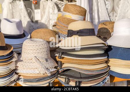 SANTANGELO, ISCHIA (NA), ITALIA - 1 LUGLIO 2020: La luce del sole sta illuminando i cappelli in vendita Foto Stock