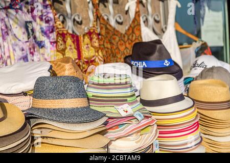 SANTANGELO, ISCHIA (NA), ITALIA - 1 LUGLIO 2020: La luce del sole sta illuminando i cappelli in vendita Foto Stock