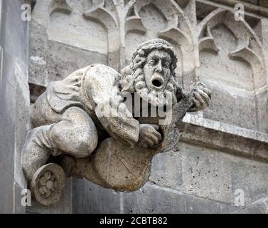 Gargoyle sulla parete di Rathaus o Municipio su Marienplatz Square, Monaco, Baviera, Germania. Questo edificio e' un punto di riferimento di Monaco. Statua gotica come medi Foto Stock