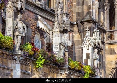 Rathaus o nuovo municipio in piazza Marienplatz, Monaco, Baviera, Germania. E' un punto di riferimento di Monaco. Bella vista dell'architettura gotica ornata di Monaco. Foto Stock