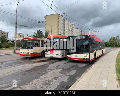 Tre filobus di diversa generazione alla fermata del filobus Pasilaiciai ring (Pasilaiciu ziedas). Vilnius/Lituania. Foto Stock