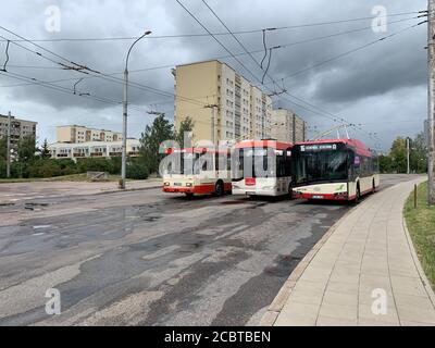 Tre filobus di diversa generazione alla fermata del filobus Pasilaiciai ring (Pasilaiciu ziedas). Vilnius/Lituania. Foto Stock