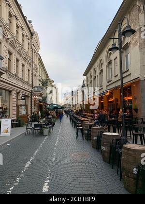 Bar con patio e tavoli all'aperto in via Vilnius. Vilnius/Lituania Foto Stock