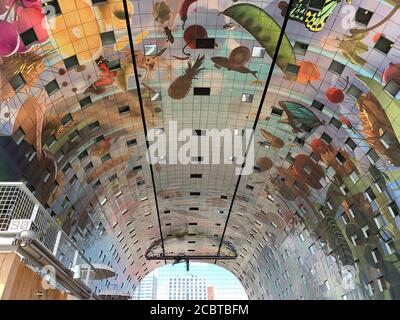 Art on the Markthal (Market Hall) ufficio e edificio residenziale con un caffè e negozi sotto. Rotterdam, Olanda del Sud / Paesi Bassi. Foto Stock