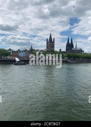 Lo skyline di Colonia con la Grande Chiesa di San Martino, la Cattedrale di Colonia e il fiume Reno. Foto Stock