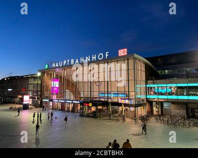 Koln Hauptbahnhof, nota anche come stazione centrale di Colonia. Colonia Koln, Nord Reno-Westfalia / Germania. Foto Stock