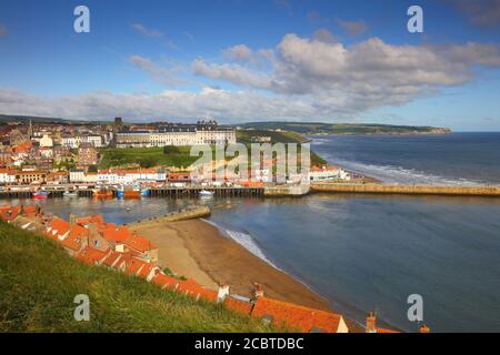 Immagine paesaggistica di Whitby con una spiaggia in primo piano e Blue Sky, North Yorkshire, Inghilterra, UK. Foto Stock