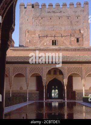 FACHADA NORTE-PALACIO DE COMARES-ARQUITECTURA HISPANOMUSULMANA-PERIODO NAZARI-S XIV POSIZIONE: ALHAMBRA-PATIO DE ARRAYANES. GRANADA. SPAGNA. Foto Stock