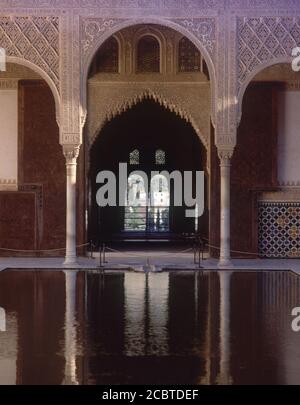 ARCADA FRONTALE ARQUITRABADA DEL PALACIO DE COMARES-S XIV ARQUITECTURA NAZARI. POSIZIONE: ALHAMBRA-PATIO DE ARRAYANES. GRANADA. SPAGNA. Foto Stock