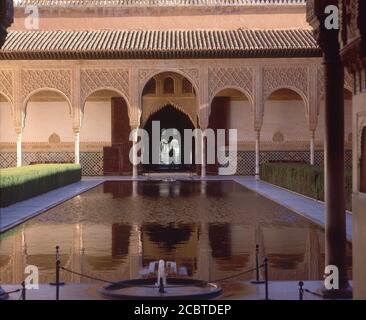 PALACIO DE COMARES-S XIV ARQUITECTURA NAZARI-REFLEJADA EN EL AGUA DE LA ALBERCA. POSIZIONE: ALHAMBRA-PATIO DE ARRAYANES. GRANADA. SPAGNA. Foto Stock