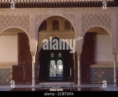 ARCADA FRONTALE ARQUITRABADA DEL PALACIO DE COMARES-S XIV ARQUITECTURA NAZARI-ACCESSO A LA SALA DE LA. POSIZIONE: ALHAMBRA-PATIO DE ARRAYANES. GRANADA. SPAGNA. Foto Stock