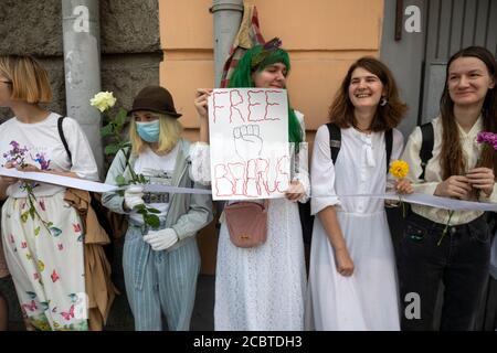 Mosca, Russia. 15 agosto 2020 Donne che tengono fiori e un nastro bianco, il simbolo del movimento di opposizione, durante un raduno contro i risultati delle elezioni presidenziali bielorusse di fronte all'ambasciata bielorussa a Mosca, Russia Foto Stock