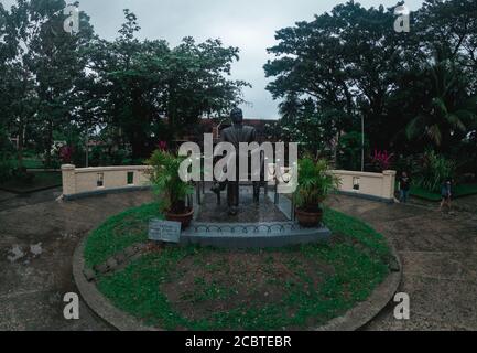 Statua di Manuel L Quezon davanti al Museo Baler Foto Stock