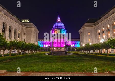 Il municipio di San Francisco illumina i colori dell'arcobaleno per celebrare il mese dell'orgoglio LGBT a giugno, California, Stati Uniti. Foto Stock