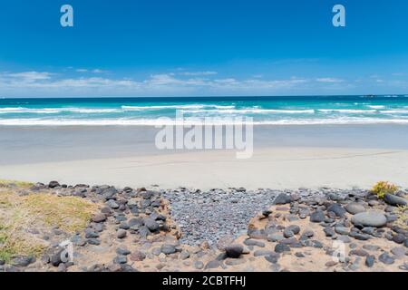 Playa de Famara è una spiaggia popolare per i surfisti sull'isola di Lanzarote, Spagna Foto Stock