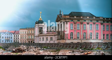 Landtag (Parlamento) di Brandeburgo a Potsdam con cantiere in primo piano, Germania. Foto Stock