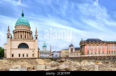 Chiesa di San Nicola e Landtag (Parlamento) di Brandeburgo a Potsdam, Germania. Foto Stock