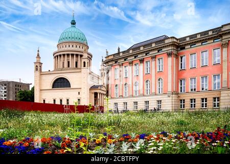 Chiesa di San Nicola e Landtag (Parlamento) di Brandeburgo a Potsdam, Germania. Foto Stock