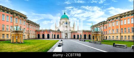 Chiesa di San Nicola e Landtag (Parlamento) di Brandeburgo a Potsdam, Germania. Foto Stock