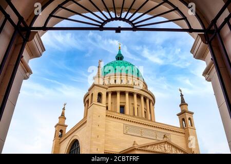 Chiesa di San Nicola e Landtag (Parlamento) di Brandeburgo a Potsdam, Germania. Foto Stock