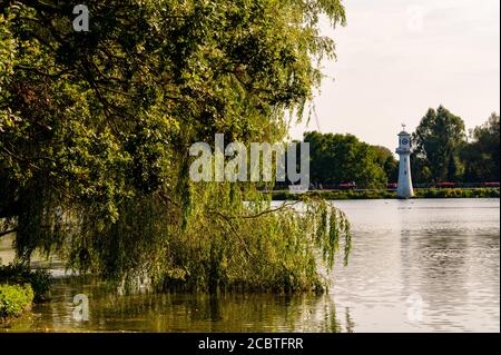 Scott Monument al sole d'autunno al lago Roath Park Cardiff, Galles del Sud, Regno Unito Foto Stock