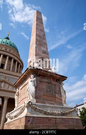 Obelisco con medaglione Georg Wenzeslaus von Knobelsdorffs e Chiesa di Nikolai sullo sfondo Foto Stock