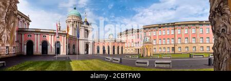 Chiesa di San Nicola e Landtag (Parlamento) di Brandeburgo a Potsdam, Germania. Foto Stock