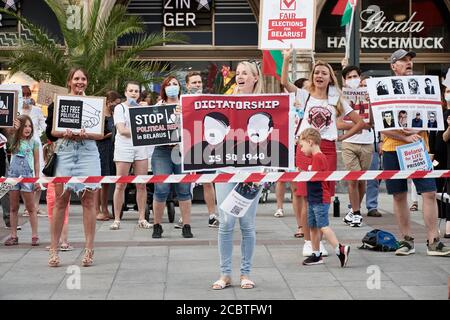 Manifestazione pubblica per elezioni eque e contro la dittatura in Bielorussia Dopo Alexander Lukashenko ha vinto la rielezione Foto Stock