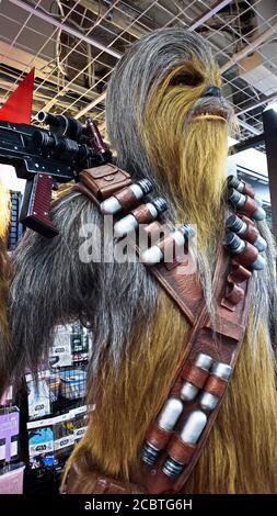 Primo piano della statua di Chewbacca in Links Umeda, Osaka. È un Wookiee, una specie alta, hirsute biped e intelligente dal pianeta Kashyyyyk. Foto Stock