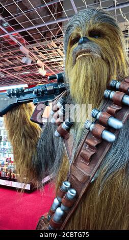 Primo piano della statua di Chewbacca in Links Umeda, Osaka. È un Wookiee, una specie alta, hirsute biped e intelligente dal pianeta Kashyyyyk. Foto Stock