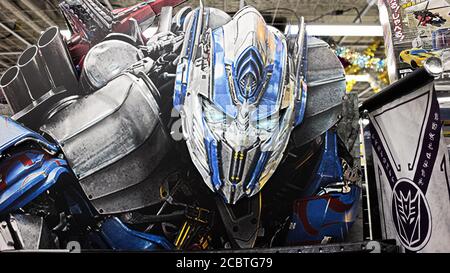 La replica della statua del robot Optimus prime di Transformers Age Di estinzione sono state visualizzate Foto Stock