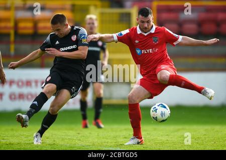 Dublino, Irlanda. 15 agosto 2020. Jack Malone di Derry e Ryan Brennan di Shelbourne combattono per la palla durante la partita SSE Airtricity Premier Division tra Shelbourne FC e Derry City FC al Tolka Park di Dublino, Irlanda il 15 agosto 2020 (Foto di Andrew SURMA/SIPA USA) Credit: Sipa USA/Alamy Live News Foto Stock