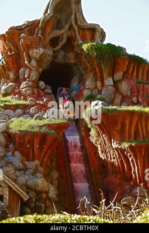 Disneyland Critter Country segno dove si può cavalcare Splash Mountain e le molte avventure di Winnie the Pooh. Black Lives Matter: Disney fossati cont Foto Stock