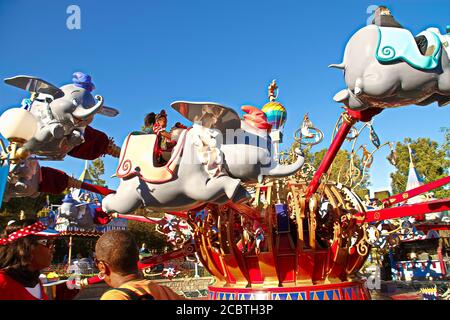 L'elefante volante Dumbo è una delle giostre originali di Disneyland Fantasyland, Anaheim, California. Questo si basa sulla feat animata Walt Disney del 1941 Foto Stock