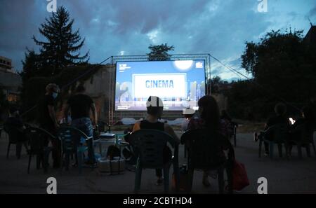 Bucarest, Romania. 15 agosto 2020. I residenti guardano un film in un cinema all'aperto a Bucarest, Romania, 15 agosto 2020. Il governo rumeno mantiene la chiusura di cinema e teatri in mezzo alla pandemia COVID-19, ma permette film all'aperto o spettacoli con un pubblico limitato e norme di prevenzione delle epidemie. Credit: Gabriel Petrescu/Xinhua/Alamy Live News Foto Stock