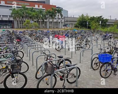 Biciclette parcheggiate in un parcheggio per biciclette in città Di Hong Kong Foto Stock