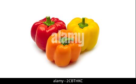 Peperoni multicolore su sfondo bianco. Peperoni rossi, arancioni e gialli. Foto Stock