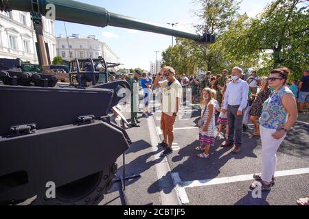 Varsavia, Polonia. 15 agosto 2020. La gente guarda un carro armato durante le celebrazioni del centesimo anniversario della battaglia di Varsavia a Varsavia, Polonia, 15 agosto 2020. Credit: Jaap Arriens/Xinhua/Alamy Live News Foto Stock