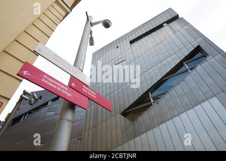 Berlino, Germania. 13 Agosto 2020. Vista sull'edificio del Museo Ebraico progettato dall'architetto Daniel Libeskind. Domenica 23 agosto, dopo più di due anni di preparazione, sarà aperta la nuova mostra permanente presso il Museo Ebraico. (Per 'il Museo Ebraico di Berlino apre una nuova mostra permanente') Credit: Jörg Carstensen/dpa/Alamy Live News Foto Stock