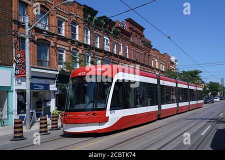 Toronto, Canada - 14 agosto 2020: Queen Street West è una zona alla moda che conserva una lunga distesa di edifici ornati del 19 ° secolo, serviti da stree Foto Stock