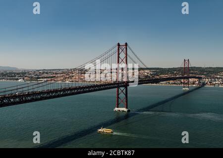 Il 25 de Abril Bridge è un ponte di collegamento tra la città di Lisbona per il comune di Almada sulla riva sinistra del fiume Tejo, Lisbona Foto Stock