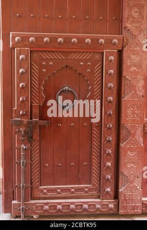 Porte e finestre Omani nei sobborghi di Nizwa Foto Stock