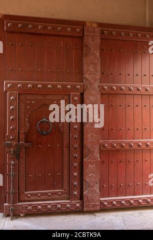 Porte e finestre Omani nei sobborghi di Nizwa Foto Stock