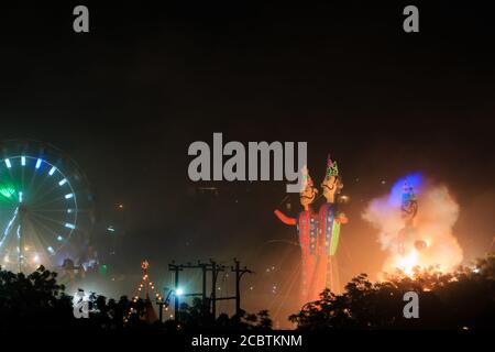 Efigia di Meghnath che viene bruciato durante le celebrazioni di Dussehra Foto Stock