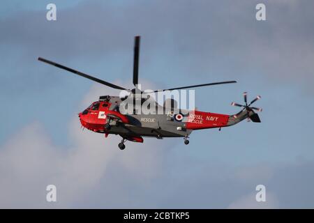 ZA130, un re del Mare di Westland HU5 gestito dalla Royal Navy in un ruolo di ricerca e salvataggio, all'aeroporto di Prestwick in Ayrshire. Foto Stock