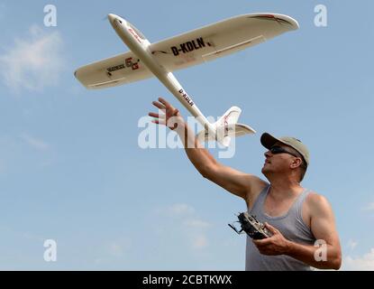 Csaba Décsei dell'Ungheria mette il suo aereo modello fuori all'università di Budapest della tecnologia ed economia durante il giorno di pratica del randello dell'aeroplano modello alla pista dell'aeroplano del modello Örvényes.gli entusiasti usano i trasmettitori radio del telecomando per volare i loro aeroplani del modello in miniatura di riproduzione come hobby. Credit: SOPA Images Limited/Alamy Live News Foto Stock