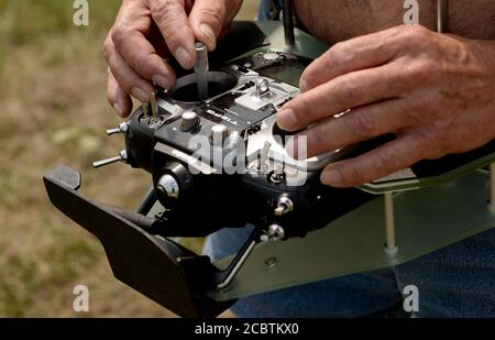 Un primo piano di un trasmettitore radiocontrollato presso l'Università di tecnologia ed Economia di Budapest durante la giornata di pratica del Model Airplane Club presso la pista di atterraggio dell'aeroplano modello Örvényes. Gli appassionati usano trasmettitori radio telecomandati per volare i loro aeroplani modello in miniatura di riproduzione come un hobby. Credit: SOPA Images Limited/Alamy Live News Foto Stock